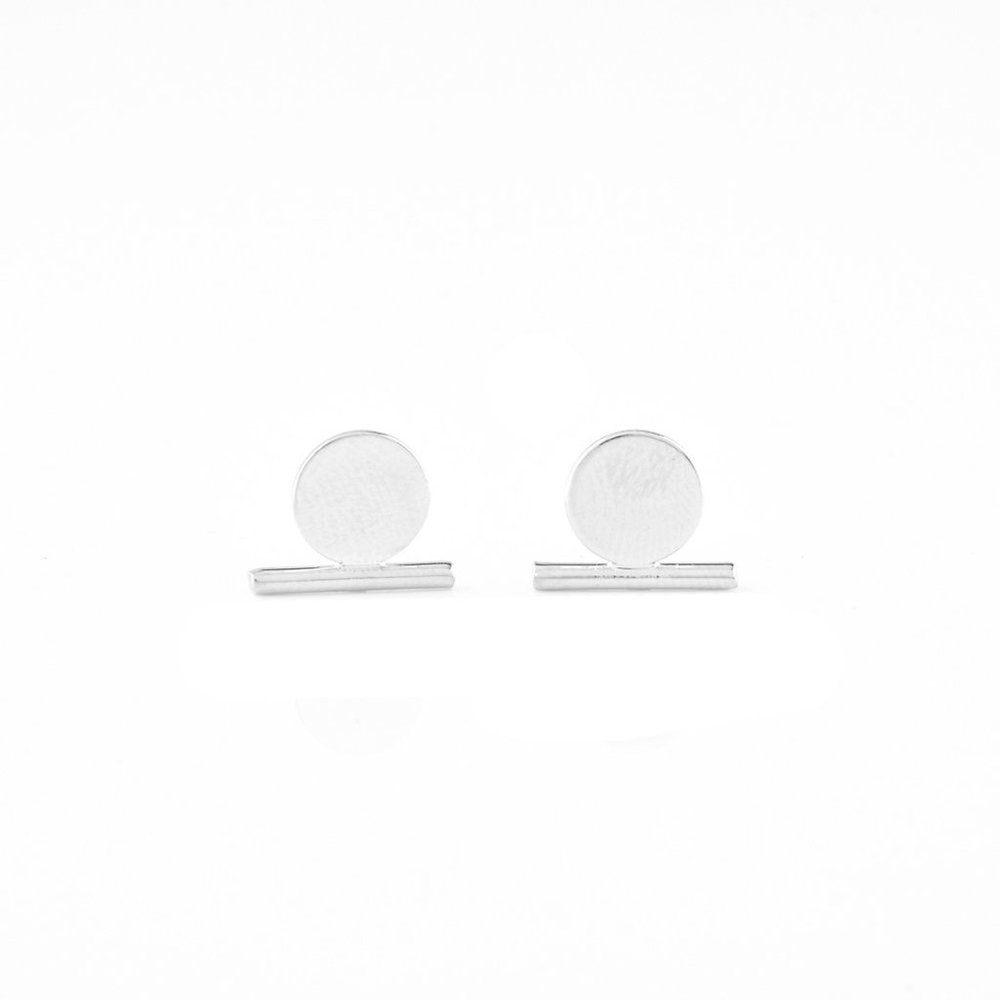 Minimalist stud earrings - Picture 4 of 7